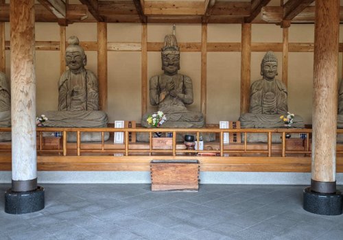 国内最大級の坐像｜日向国分寺跡・木喰五智館を巡る